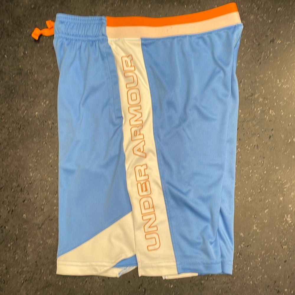 Boys Under Armour Shorts Size Large loose cut
